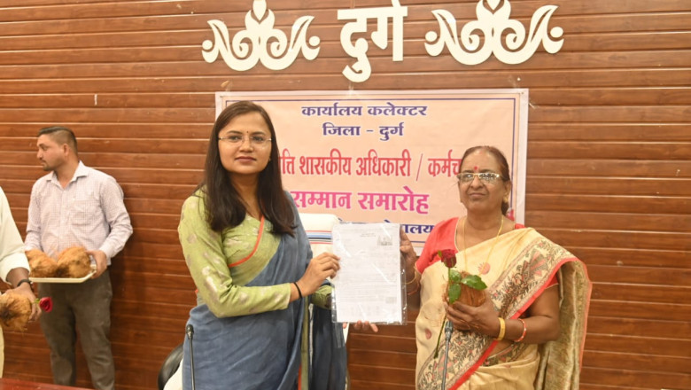 जिला जनसंपर्क कार्यालय, दुर्ग  सेवानिवृत हुए शासकीय सेवकों को किया गया सम्मानित....