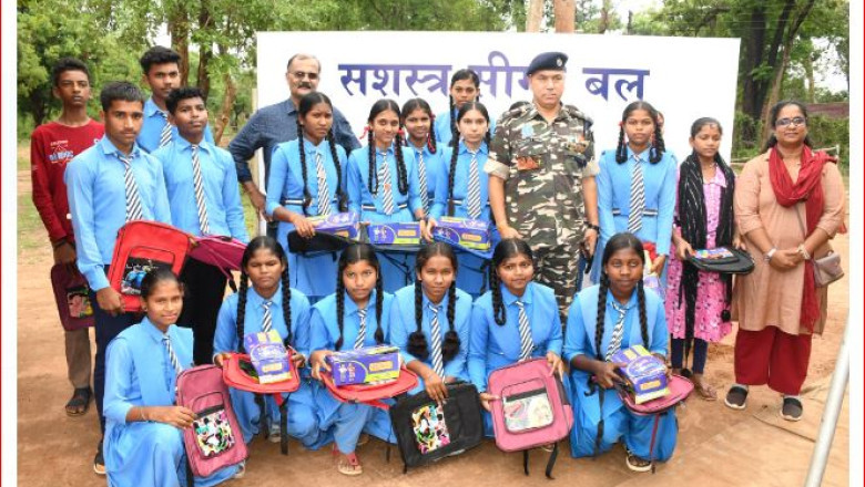 रावघाट क्षेत्र के वंचित बच्चों को पाठ्य सामग्री दी जीई फाउंडेशन ने अर्धसैनिक बल एसएसबी के माध्यम से आयोजन,