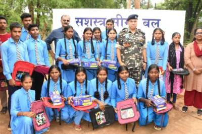 रावघाट क्षेत्र के वंचित बच्चों को पाठ्य सामग्री दी जीई फाउंडेशन ने अर्धसैनिक बल एसएसबी के माध्यम से आयोजन,