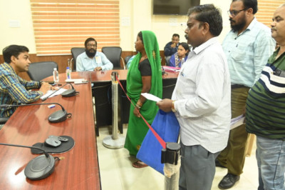 नाली से अवैध कब्जा हटवाने वार्डवासियों ने दिया आवेदन  प्रधानमंत्री आवास योजना का लाभ दिलाने गरीब विधवा ने लगाई गुहार जनदर्शन में प्राप्त हुए 150 आवेदन