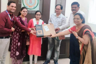कलेक्टर ने कुमारी चांदनी को 12वीं की परीक्षा में जिले में प्रथम स्थान प्राप्त करने पर प्रदान किया लैपटॉप...