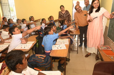 स्कूल निरीक्षण पर पहंुची कलेक्टर,  दिखी टीचर की भूमिका में, विद्यार्थियों से पूछे सवाल