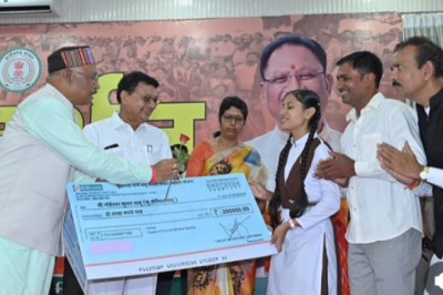 अब अपनी खुद की स्कूटी ले सकेंगी टॉपर होनिशा मुख्यमंत्री साय ने सौंपे दो लाख रूपए के चेक