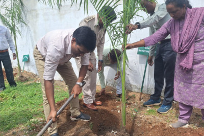 कलेक्टर सहित अधिकारी-कर्मचारियों, जनप्रतिनिधियों, नागरिकगणों ने किया पौधारोपण
