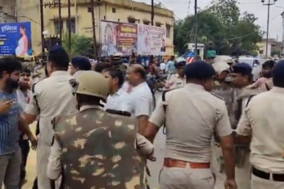 न्यूज कवर करने गए पत्रकार की एसडीएम ने की डंडे से पिटाई, आम जनता और पत्रकारों का गुस्सा फूटा, कोतवाली छावनी में तब्दील...