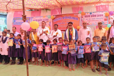 विधायक भोलाराम साहू ने तिलक लगाकर किया बच्चों का स्वागत,खिलाई मिठाई