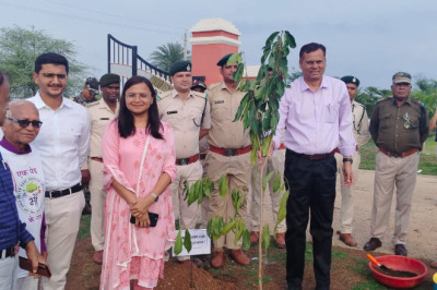 एक पेड़ मां के नाम’ लगाने के आह्वान पर वृक्षारोपण - वन विभाग का आयोजन...