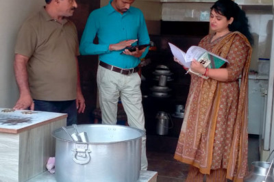 मौसम की वजह से होने वाली बीमारियों की संभावना को देखते हुए खाद्य सुरक्षा टीम का औचक निरीक्षण