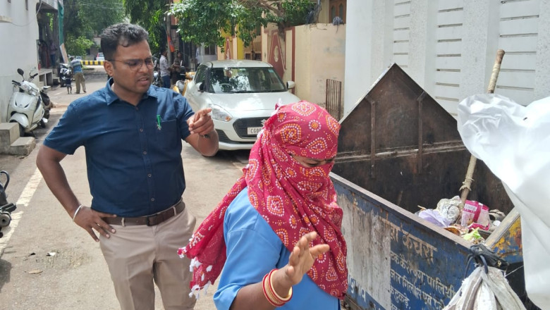 सफाई निरीक्षण के दौरान आयुक्त गुप्ता वार्ड की महिलाओं से घर में ही कचरा पृथककरण कर गीला सुखा कचरा अलग अलग देने दिये समझाईस...