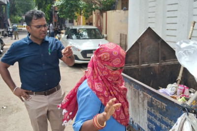 सफाई निरीक्षण के दौरान आयुक्त गुप्ता वार्ड की महिलाओं से घर में ही कचरा पृथककरण कर गीला सुखा कचरा अलग अलग देने दिये समझाईस...