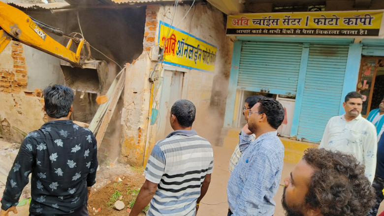 गंजपारा से नगर निगम ने हटाया  वर्षों पुराना  कब्जा: जर्जर भवन को जेसीबी से किया धराशाही:
