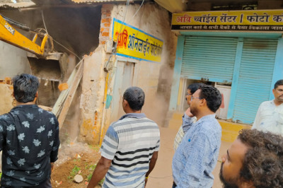 गंजपारा से नगर निगम ने हटाया  वर्षों पुराना  कब्जा: जर्जर भवन को जेसीबी से किया धराशाही: