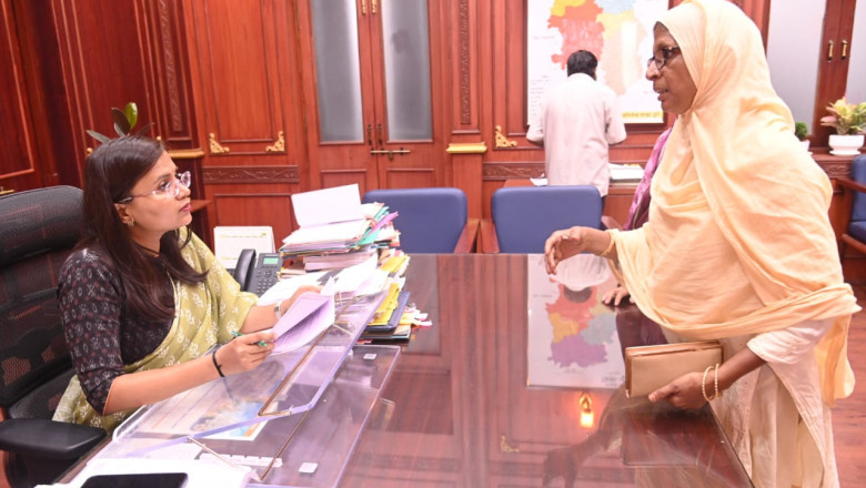 ’मजदूरों ने अपना मेहनताना दिलाने कलेक्टर से लगाई गुहार, आवेदन लेकर पहुंचे मजदूर’