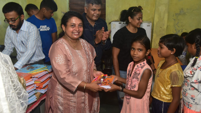 शिक्षा अभियान में बालिकाओं को पाठ्य सामग्री दी जीई फाउंडेशन ने