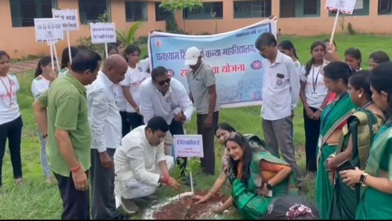महापौर धीरज बाकलीवाल ने शिक्षा समिति के सदस्यों के संग घनश्याम सिंह आर्य कन्या महाविद्यालय में  फलदार पौधे का वृक्षारोपण किया: