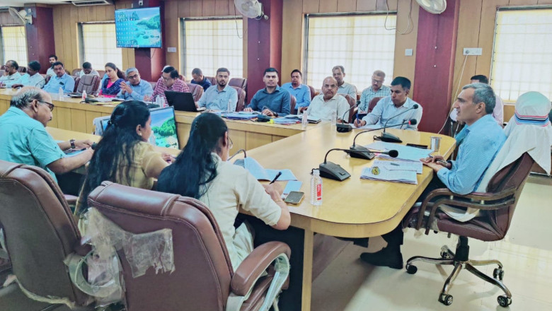 कलेक्टर ने समय सीमा की बैठक में विभागीय योजनाओं के क्रियान्वयन और अन्य गतिविधियों की समीक्षा की