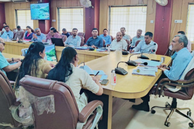 कलेक्टर ने समय सीमा की बैठक में विभागीय योजनाओं के क्रियान्वयन और अन्य गतिविधियों की समीक्षा की
