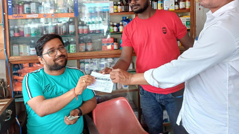 सड़क किनारे मलमा का ढेर ,निगम ने लगाया कमला मेडिकल संचालक पर जुर्माना: