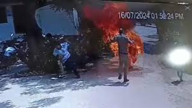 दूसरे को फंसाने के चक्कर में बेटे ने माँ को थाने में पेट्रोल डालकर जिंदा जलाया और विडियो बनाता रहा ,80% गंभीर रूप से जली महिला की हुई मौत , आरोपी गिरफ्तार...