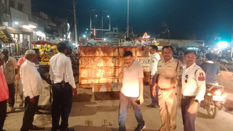 जिला प्रशासन व पुलिस प्रशासन की संयुक्त टीम मिलकर सड़कों से मवेशीयों को हटाने का कार्य कर रही