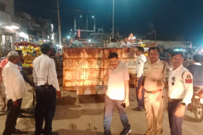 जिला प्रशासन व पुलिस प्रशासन की संयुक्त टीम मिलकर सड़कों से मवेशीयों को हटाने का कार्य कर रही
