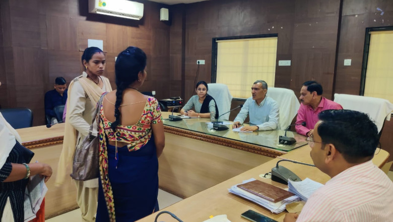 जनदर्शन में कलेक्टर शर्मा ने सुनी लोगों की समस्याएं जनदर्शन में विभिन्न शिकायत एवं समस्याओं से संबंधित 30 आवेदन प्राप्त हुए