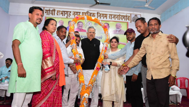 विधानसभा अध्यक्ष डॉ. रमन सिंह एक पेड़ मां के नाम के तहत चलव बनाबो हरियर राजनांदगांव कार्यक्रम में हुए शामिल  विधानसभा अध्यक्ष ने गांधी सभागृह परिसर में अपनी मां के नाम लगाया बरगद का पौधा