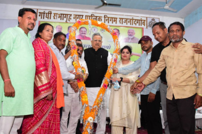 विधानसभा अध्यक्ष डॉ. रमन सिंह एक पेड़ मां के नाम के तहत चलव बनाबो हरियर राजनांदगांव कार्यक्रम में हुए शामिल  विधानसभा अध्यक्ष ने गांधी सभागृह परिसर में अपनी मां के नाम लगाया बरगद का पौधा