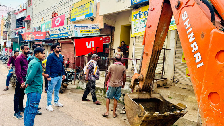 दुकानों से हटाया अतिक्रमण,दुकानदारों को चेतावनी,अतिक्रमण हटाओ अभियान दूसरे दिन भी जारी रहा: