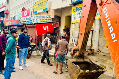 दुकानों से हटाया अतिक्रमण,दुकानदारों को चेतावनी,अतिक्रमण हटाओ अभियान दूसरे दिन भी जारी रहा: