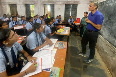 कलेक्टर ने लिया स्कूल, कॉलेज, स्वास्थ्य केन्द्र आदि की व्यवस्थाओं का जायजा