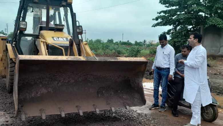 शिवनाथ नदी महमरा मार्ग पर लगातार कांवड़ यात्रा लेकर निकलने वाले श्रद्धालुओं का आना जाना,महापौर धीरज बाकलीवाल स्वयं खड़े होकर शुरू करवाया गड्डे भरने का कार्य: