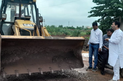 शिवनाथ नदी महमरा मार्ग पर लगातार कांवड़ यात्रा लेकर निकलने वाले श्रद्धालुओं का आना जाना,महापौर धीरज बाकलीवाल स्वयं खड़े होकर शुरू करवाया गड्डे भरने का कार्य: