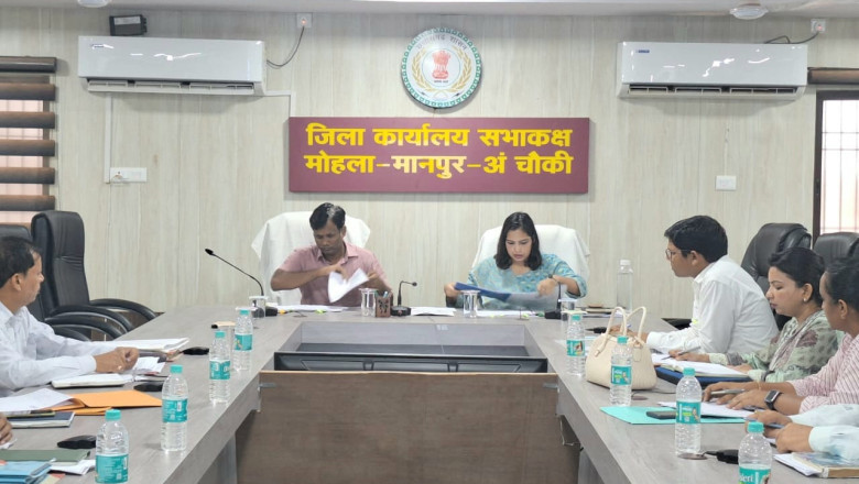 कलेक्टर ने की जिला खनिज न्यास संस्थान से किये जा रहे विकास कार्यों की समीक्षा
