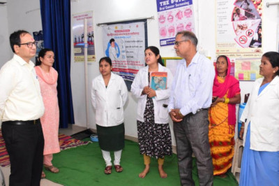 कलेक्टर ने उप स्वास्थ्य केन्द्र लालुटोला और हायर सेकेण्डरी स्कूल पिनकापार का किया आकस्मिक निरीक्षण
