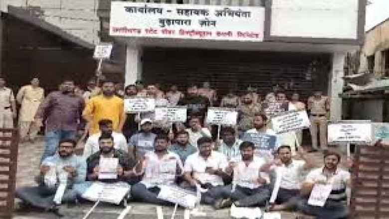 कांग्रेस का बिजली बिल जलाओ आंदोलन : बिजली के दाम बढ़ाने पर प्रदेशभर में कांग्रेसियों ने किया प्रदर्शन, बिल जलाकर अफसरों को भेंट किया राख