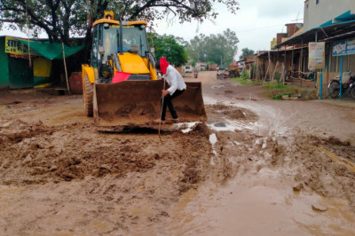 मुख्य मार्ग की खुदाई, बना दलदल आवाजाही मे दिक्कत