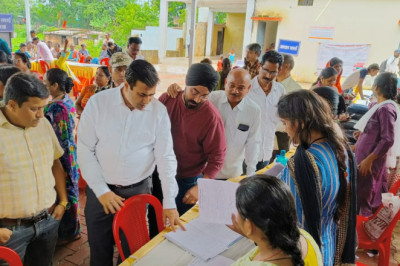 -जनसमस्या निवारण शिविर में बारिश के बाद भी सौ से अधिक लोग अपनी समस्या के निराकरण के लिए पहुंचे: