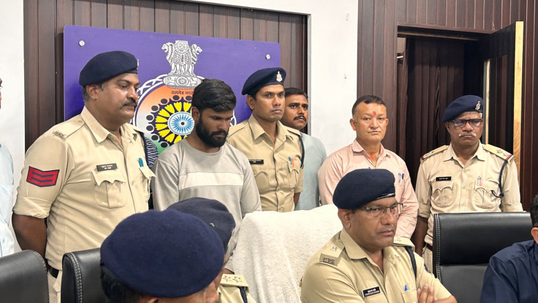 थाना नेवई व मोहन नगर के चैन स्नेचिंग के 7 मामलों का खुलासा।