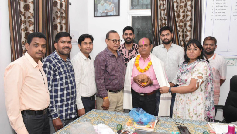 जनसंपर्क कार्यालय में पदस्थ चौकीदार विजय कुमार उजवने को सेवानिवृत्त होने पर दी गई भावभीनी विदाई