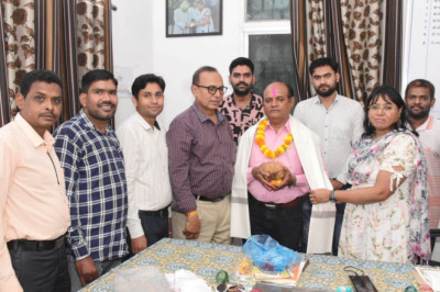 जनसंपर्क कार्यालय में पदस्थ चौकीदार विजय कुमार उजवने को सेवानिवृत्त होने पर दी गई भावभीनी विदाई