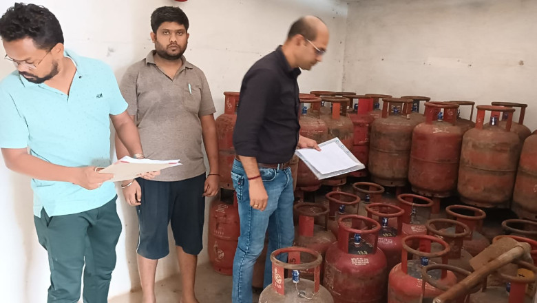 खाद्य विभाग की कड़ी कार्रवाई, ग्राम गोटाटोला से 51 नग अवैध गैस सिलेण्डर जप्त किया