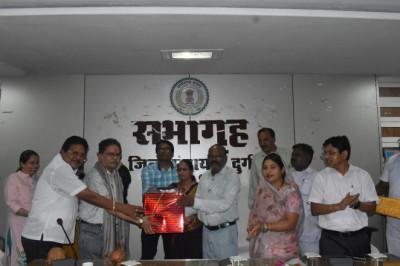 जिला पंचायत में सेवानिवृत्त दो कर्मचारी को दी बिदाई...