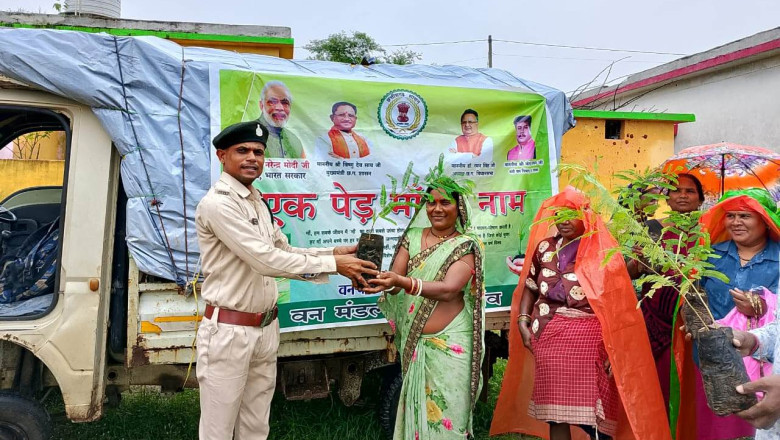 वन विभाग द्वारा एक पेड़ माँ के नाम अभियान अंतर्गत किया गया पौधों का वितरण...