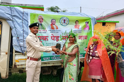 वन विभाग द्वारा एक पेड़ माँ के नाम अभियान अंतर्गत किया गया पौधों का वितरण...