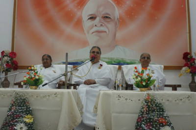 5 अगस्त 2024 भिलाई सेवाकेंद्रों  की निदेशिका ब्रह्माकुमारी आशा दीदी जी ने बीके पुष्पा दीदी एवं विजया दीदी जी का पुष्प गुच्छ से स्वागत अभिनंदन किया।