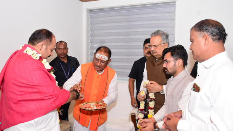 मुख्यमंत्री विष्णु देव साय ने प्रसिद्ध कथावाचक पंडित प्रदीप मिश्रा से सौंजन्य भेंट की