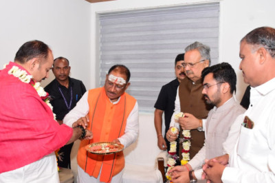 मुख्यमंत्री विष्णु देव साय ने प्रसिद्ध कथावाचक पंडित प्रदीप मिश्रा से सौंजन्य भेंट की