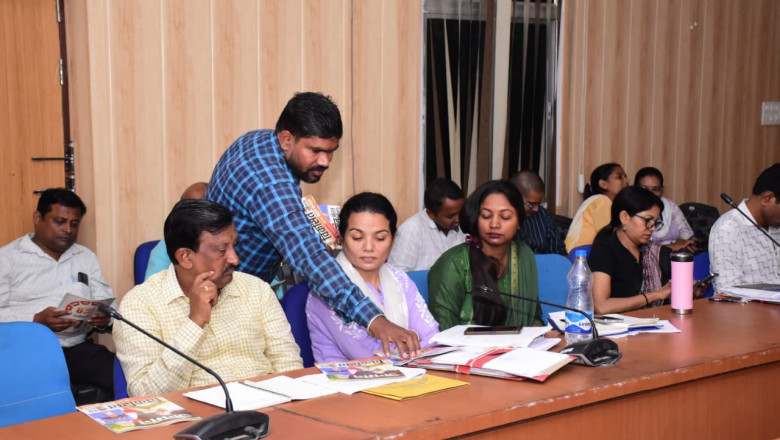 साप्ताहिक जनदर्शन में पहुंचे ग्रामीणों, जनसमान्य एवं आगंतुकों को जनसंपर्क विभाग द्वारा प्रकाशित छत्तीसगढ़ जनमन मासिक पत्रिका का नि:शुल्क वितरण...