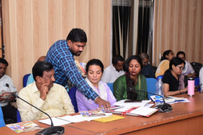 साप्ताहिक जनदर्शन में पहुंचे ग्रामीणों, जनसमान्य एवं आगंतुकों को जनसंपर्क विभाग द्वारा प्रकाशित छत्तीसगढ़ जनमन मासिक पत्रिका का नि:शुल्क वितरण...